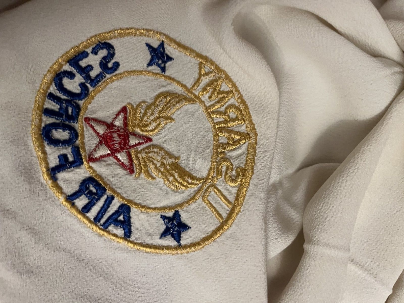 Early WW2 US Army Air Forces White Silk Scarf Embroidered Insignia 28"x32" - Image 6