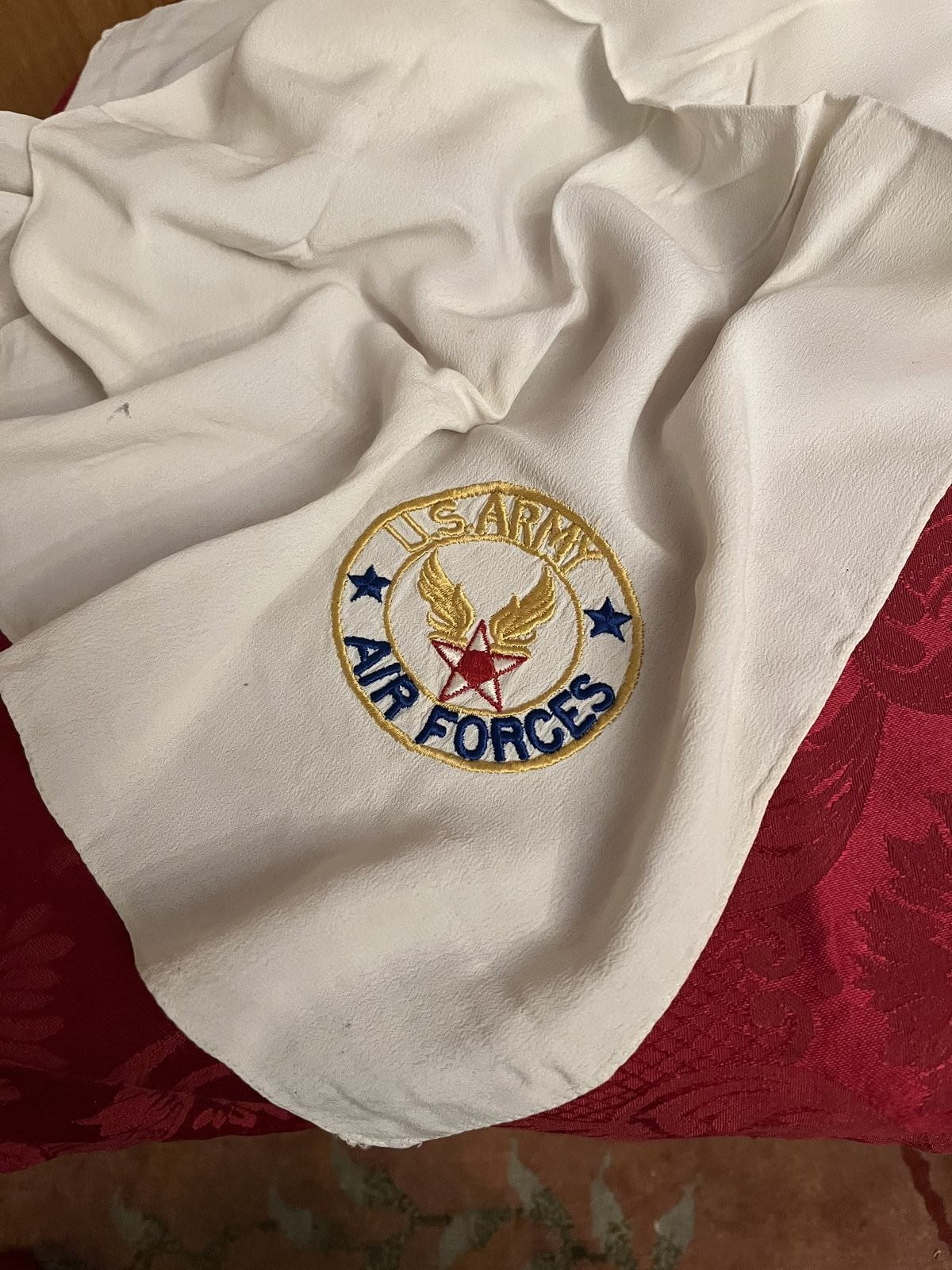 Early WW2 US Army Air Forces White Silk Scarf Embroidered Insignia 28"x32" - Image 7